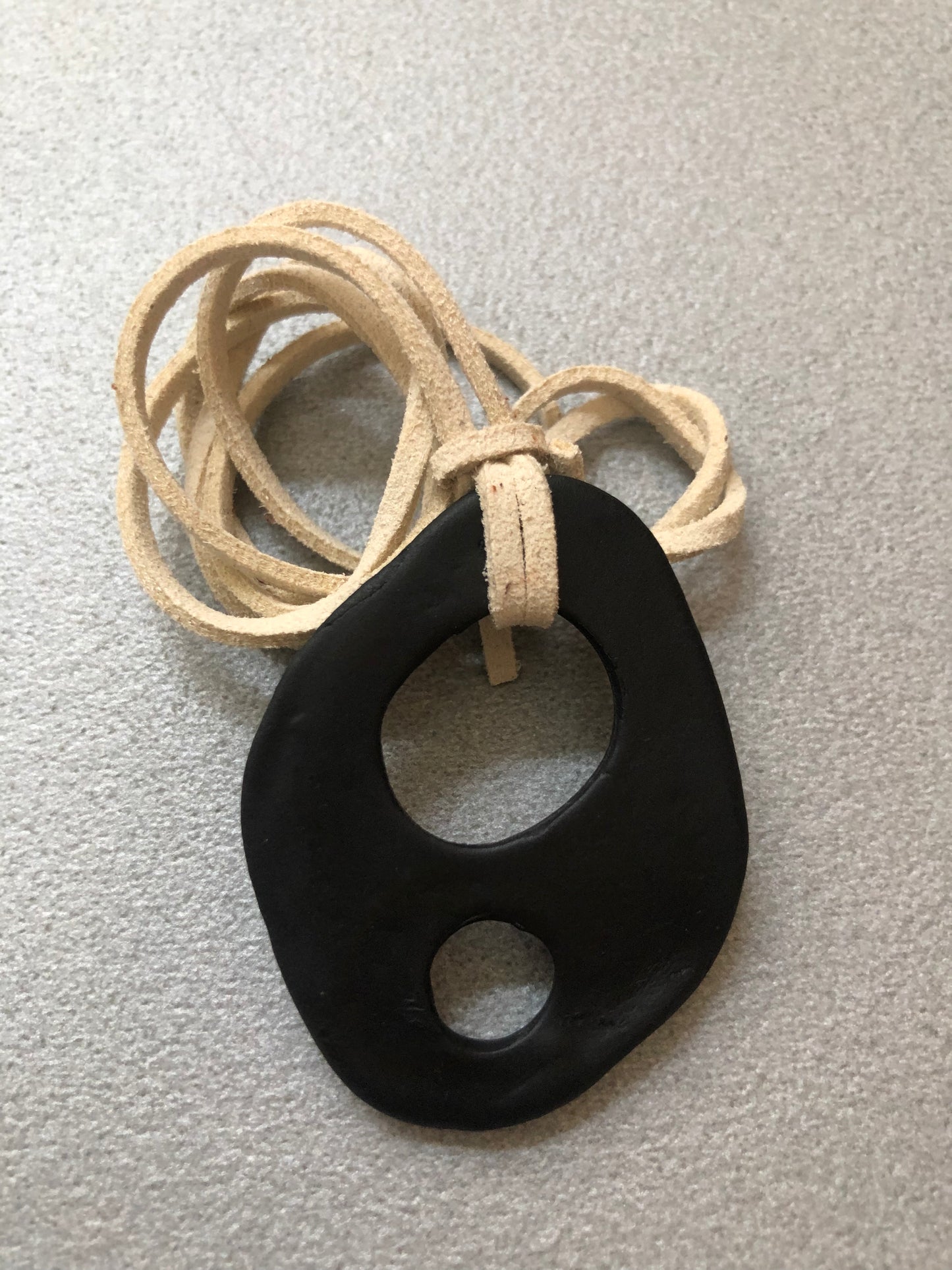 Collana Due Respiri con ciondolo in porcellana nera a doppio foro irregolare e cordino regolabile beige chiaro