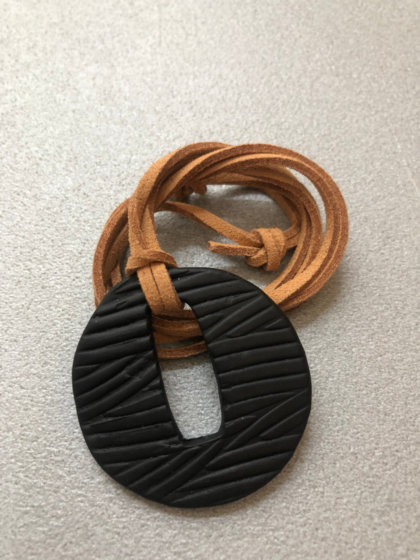 Collana artigianale “Segno Nero” in porcellana nera con texture incisa. Design sensoriale e inclusivo. Spedizione gratuita da 50 €.