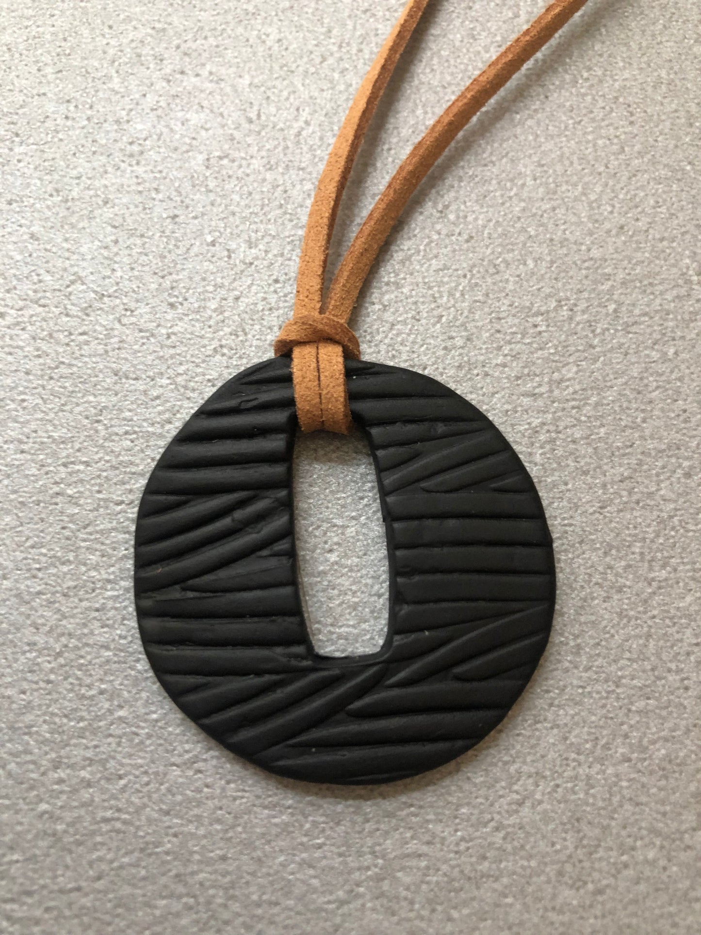 Ciondolo in porcellana fredda nera con incisioni e con foro verticale – collana Segno Nero by Myra Lab