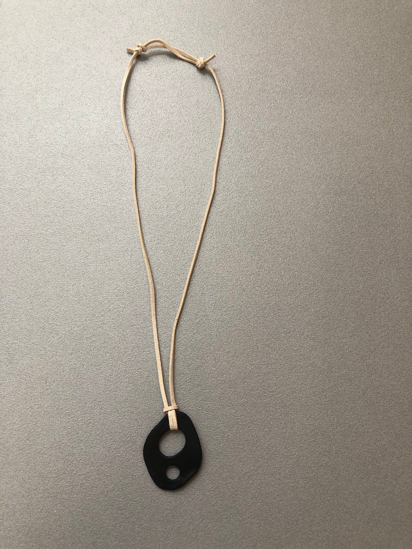 Ciondolo nero artigianale con due fori asimmetrici e finitura opaca – collana inclusiva in porcellana fredda