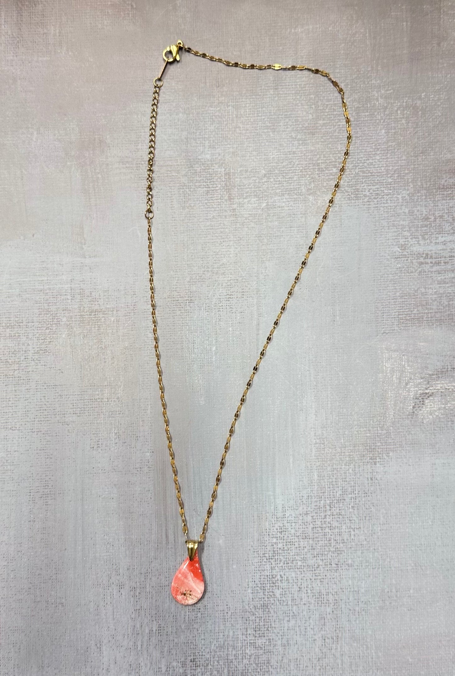 Collana con ciondolo a goccia, rosa marmorizzato in porcellana fredda con sfumature e dettagli dorati. Gioiello realizzato da artigiani ciechi e ipovedenti.