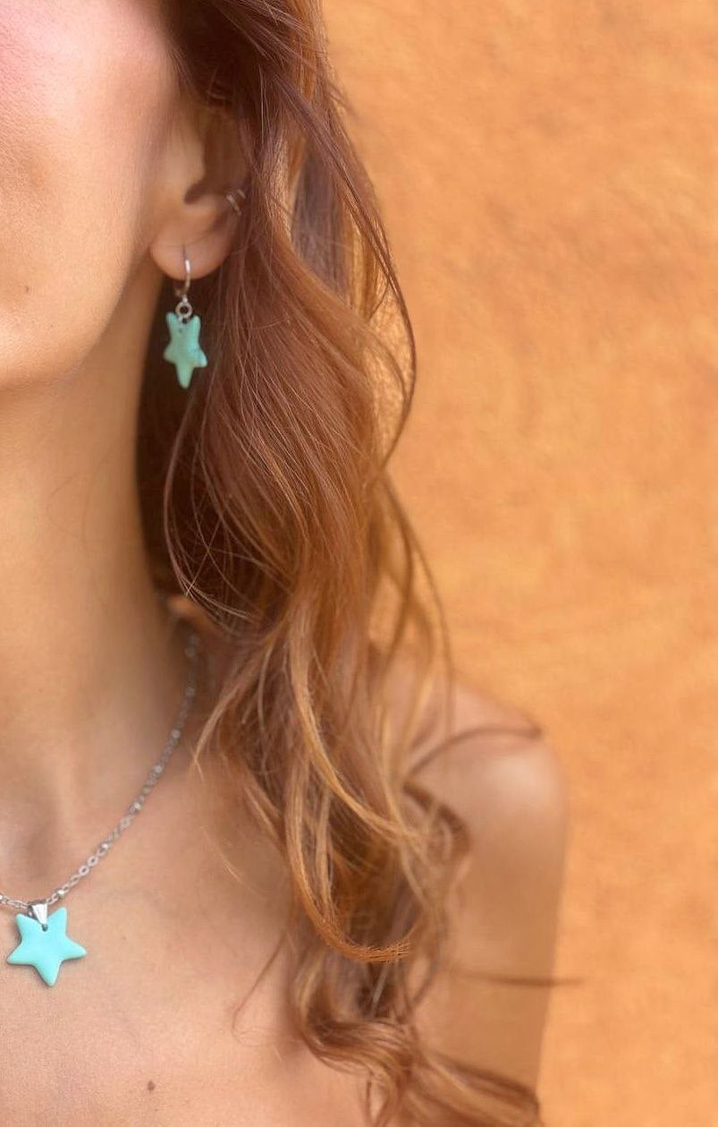 Set di collana e orecchini artigianali inclusivi Myra Lab a forma di stella marina azzurra, realizzati da persone cieche e ipovedenti, indossati
