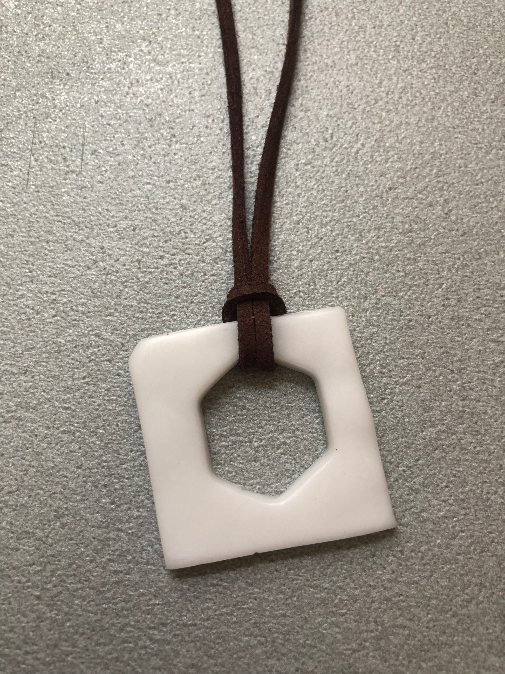 Ciondolo geometrico in porcellana bianca con foro esagonale, modellato a mano 
Pezzo unico creato artigianalmente