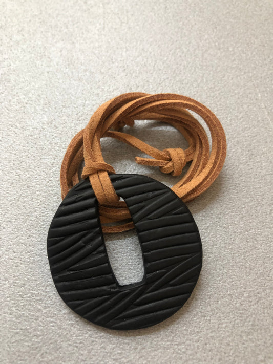 Collana artigianale “Segno Nero” in porcellana nera con texture incisa. Design sensoriale e inclusivo. Spedizione gratuita da 50 €.