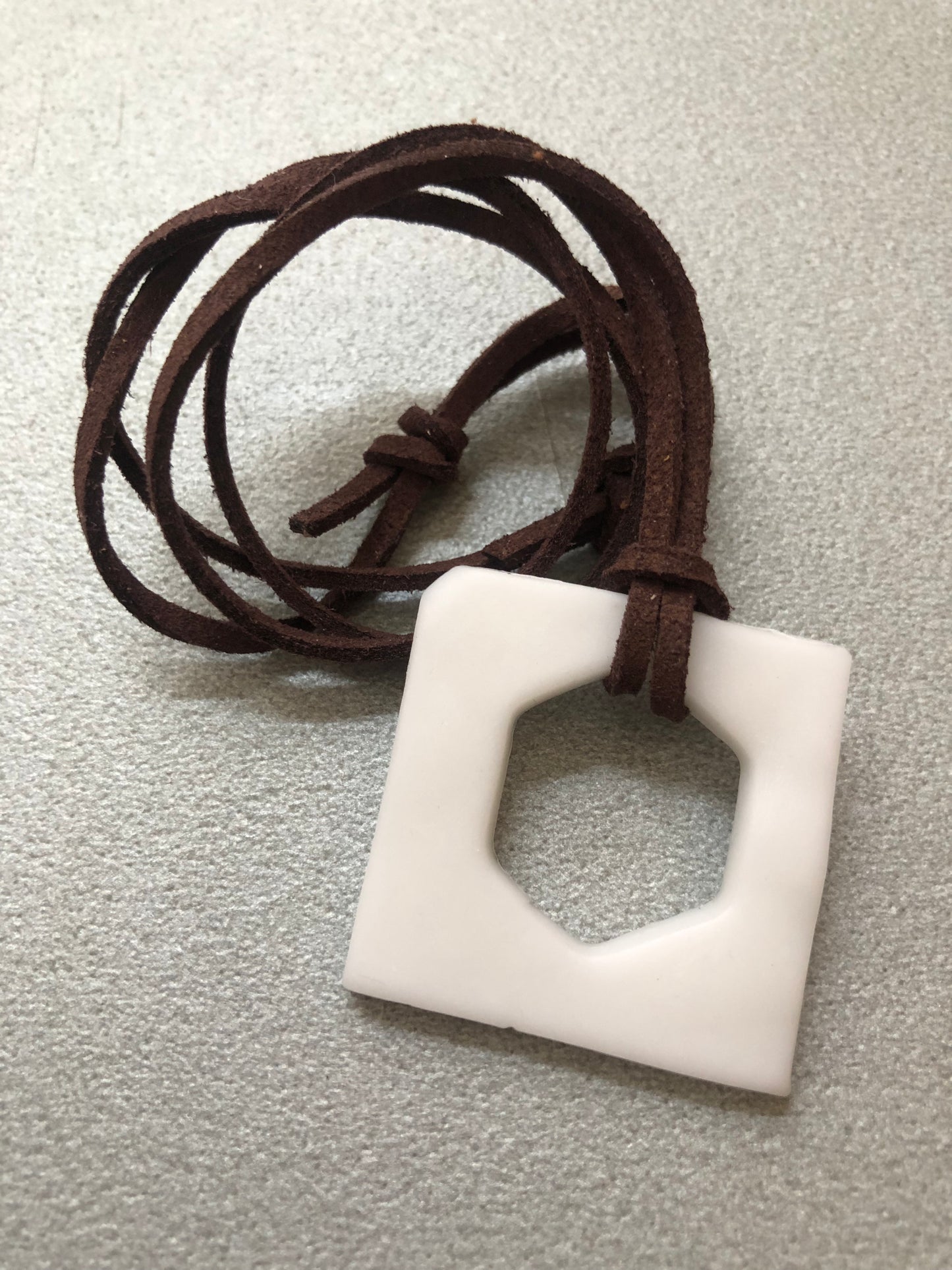 Collana artigianale Vuoto Pieno con ciondolo quadrato in porcellana fredda bianca e cordino marrone scuro
