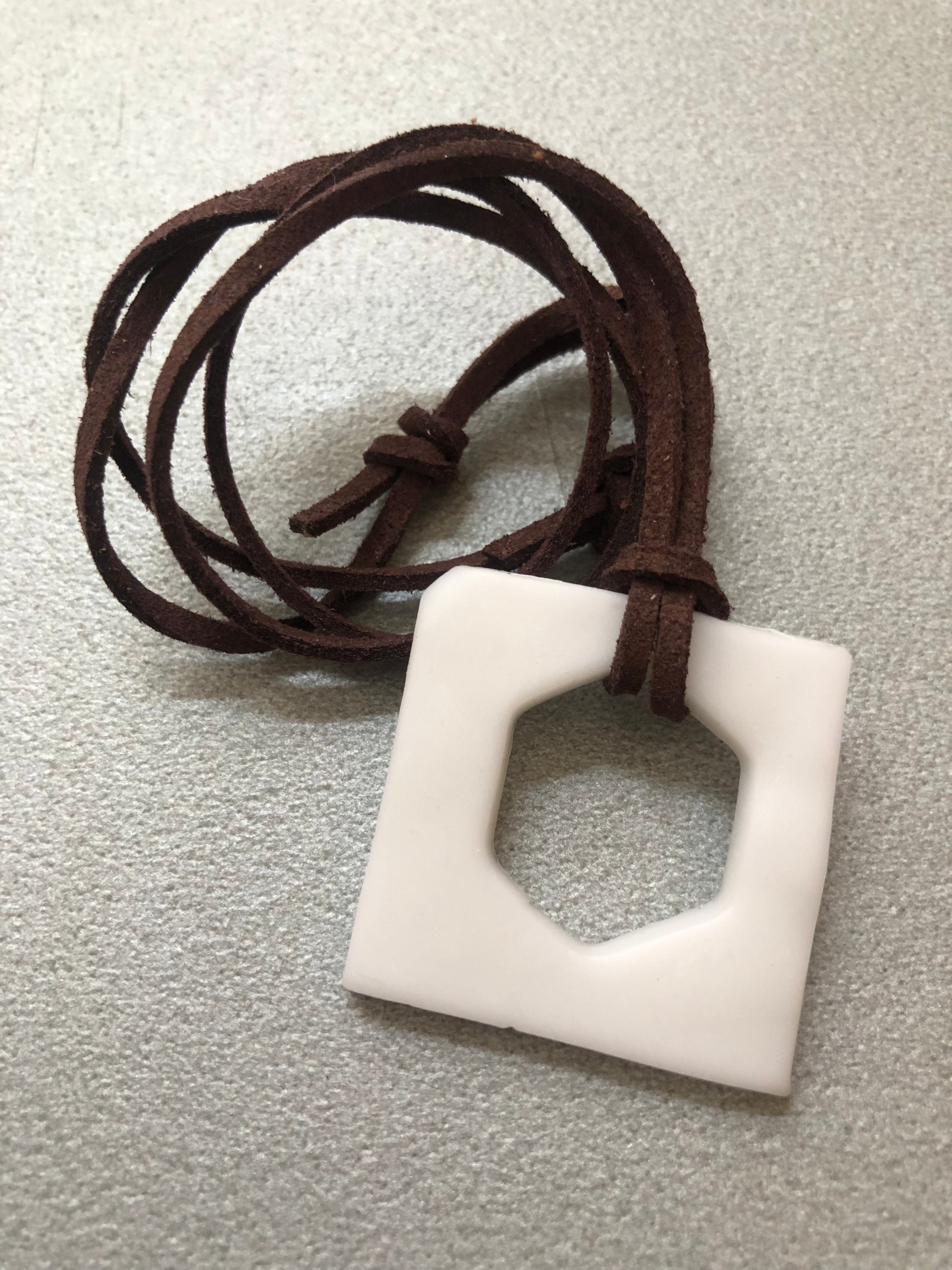 Collana artigianale Vuoto Pieno con ciondolo quadrato in porcellana fredda bianca e cordino marrone scuro
