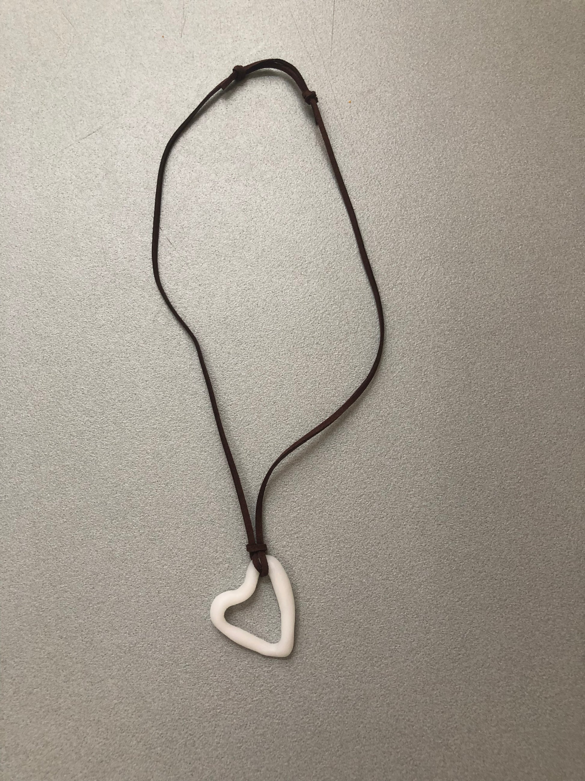 Collana in porcellana fredda tattile, realizzata a mano 