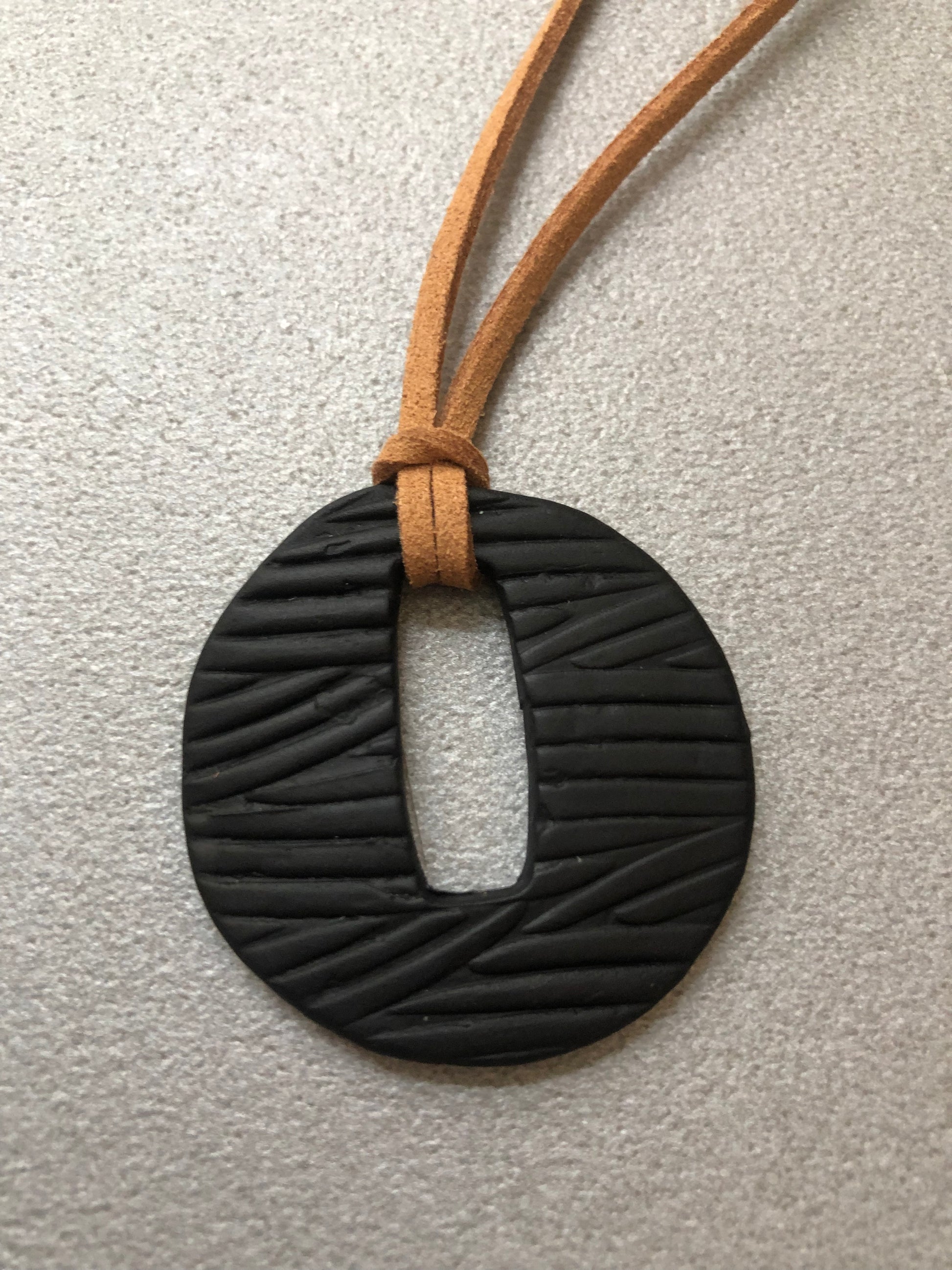 Ciondolo in porcellana fredda nera con incisioni e con foro verticale – collana Segno Nero by Myra Lab