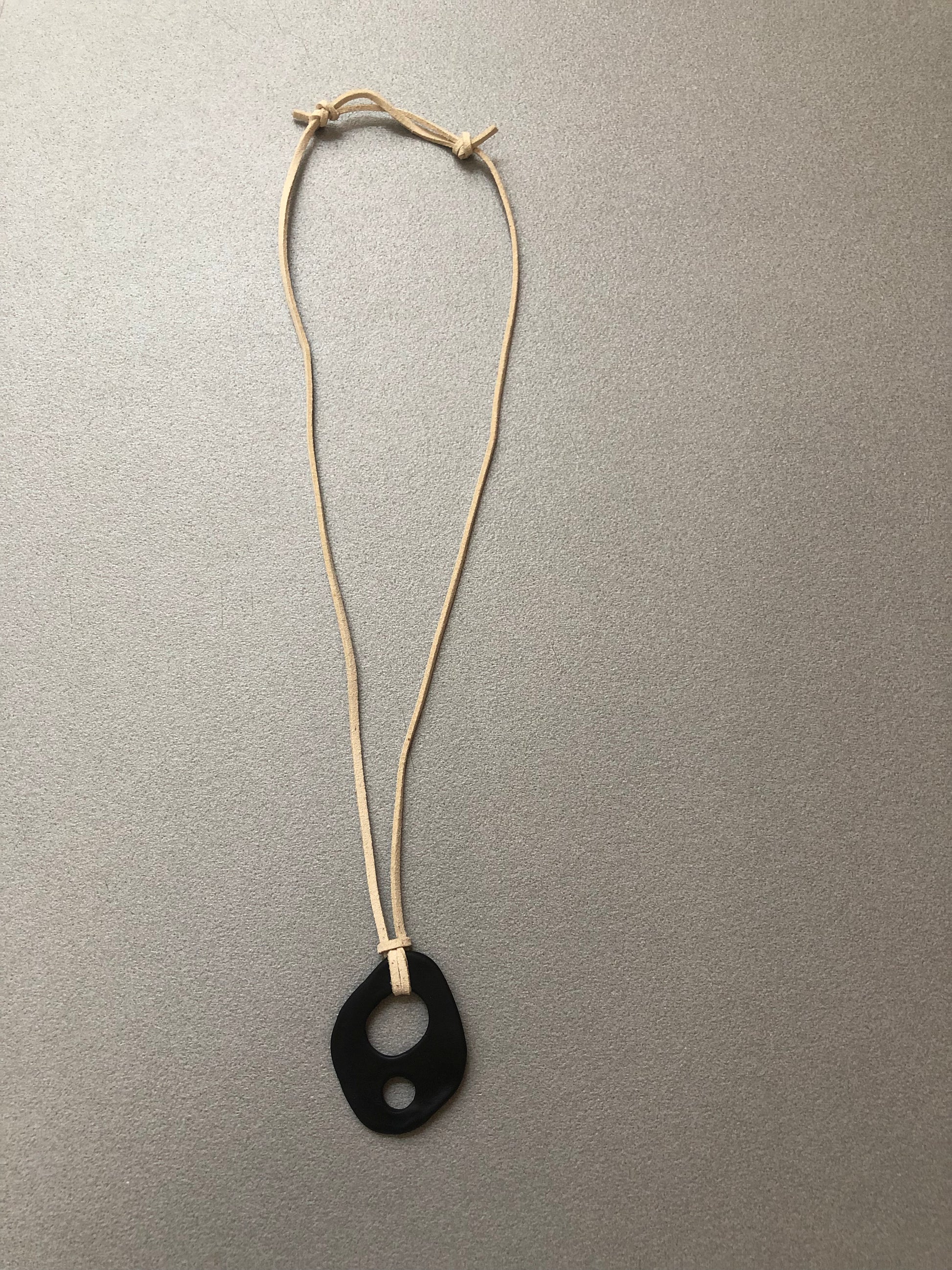 Ciondolo nero artigianale con due fori asimmetrici e finitura opaca – collana inclusiva in porcellana fredda