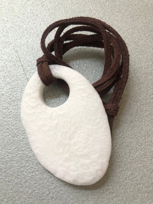 Ciondolo bianco in porcellana fredda con texture incisa e foro decentrato – collana Radice Bianca Myra Lab
