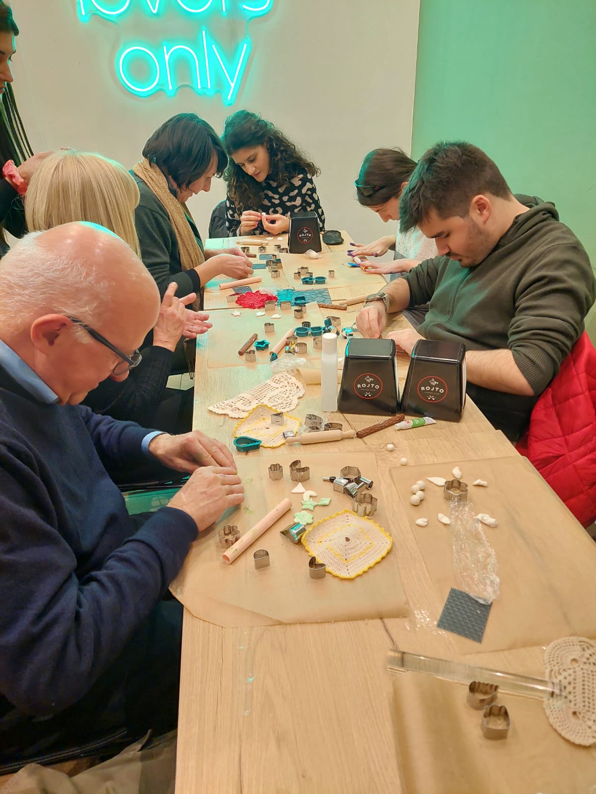 Foto di un evento di creazione di gioielli in porcellana fredda 