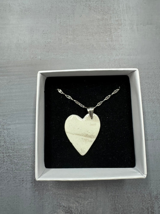 Collana con pendente cuore porcellana fredda bianca e catenina argentata in cofanetto regalo aperto. Gioiello artigianale fatto a mano da persone cieche e ipovedenti.