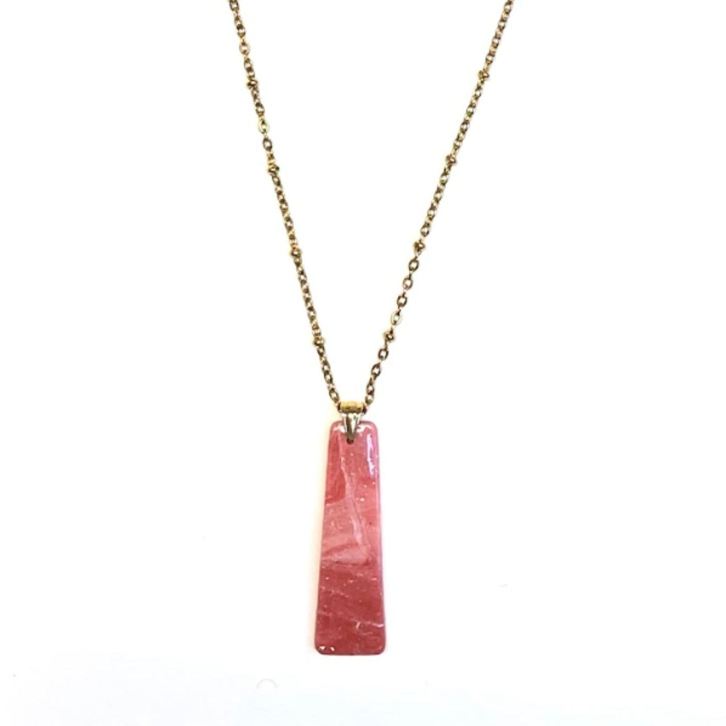 Collana pendente con ciondolo rettangolare allungato in porcellana fredda, colore rosa e bianco, con dettagli oro, effetto marmo, con catenina dorata. Gioiello artigianale fatto a mano da persone cieche e ipovedenti.