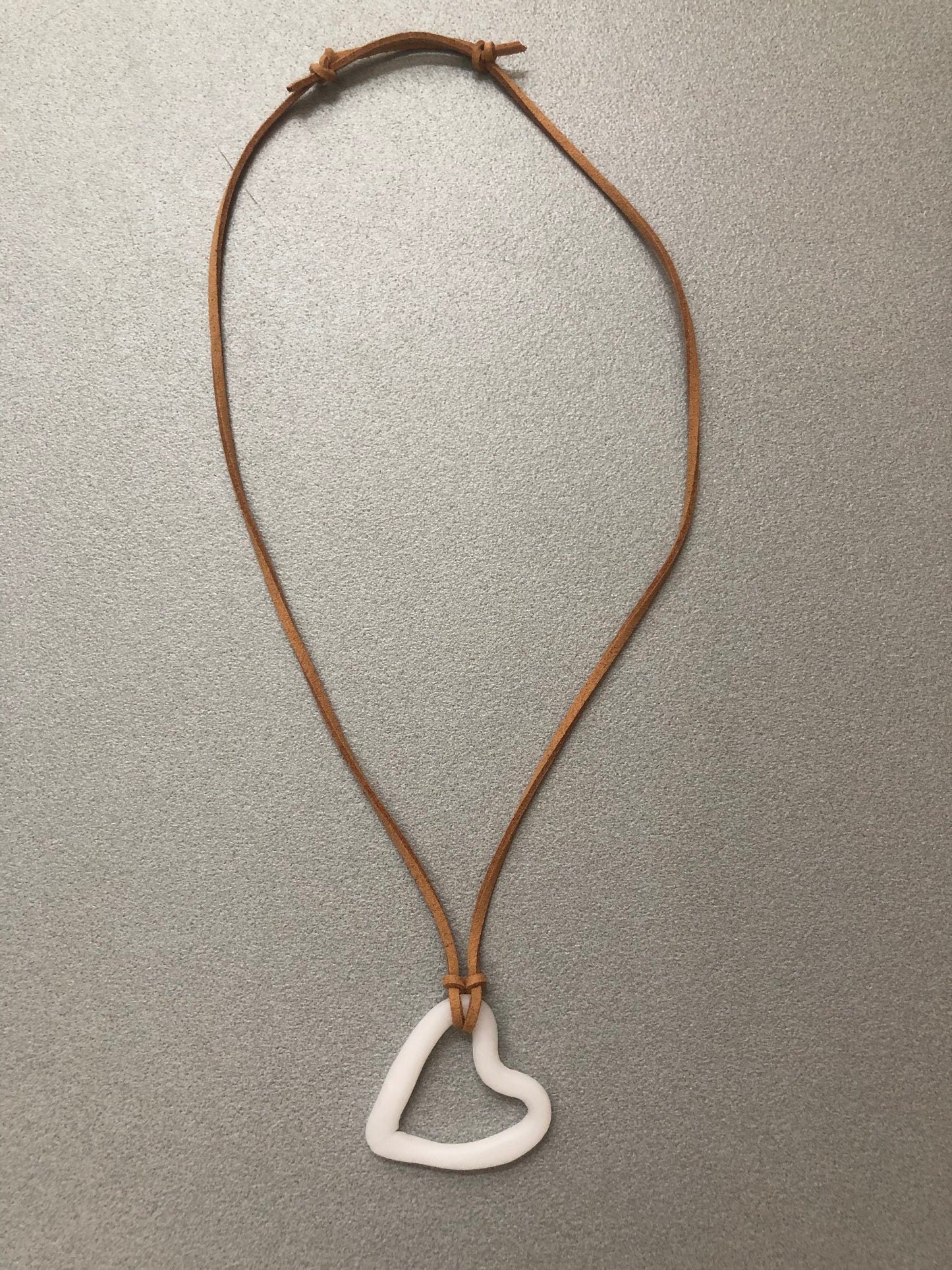 Collana “Cuore Imperfetto” indossabile lunga, ciondolo a cuore bianco con cordino marrone chiaro