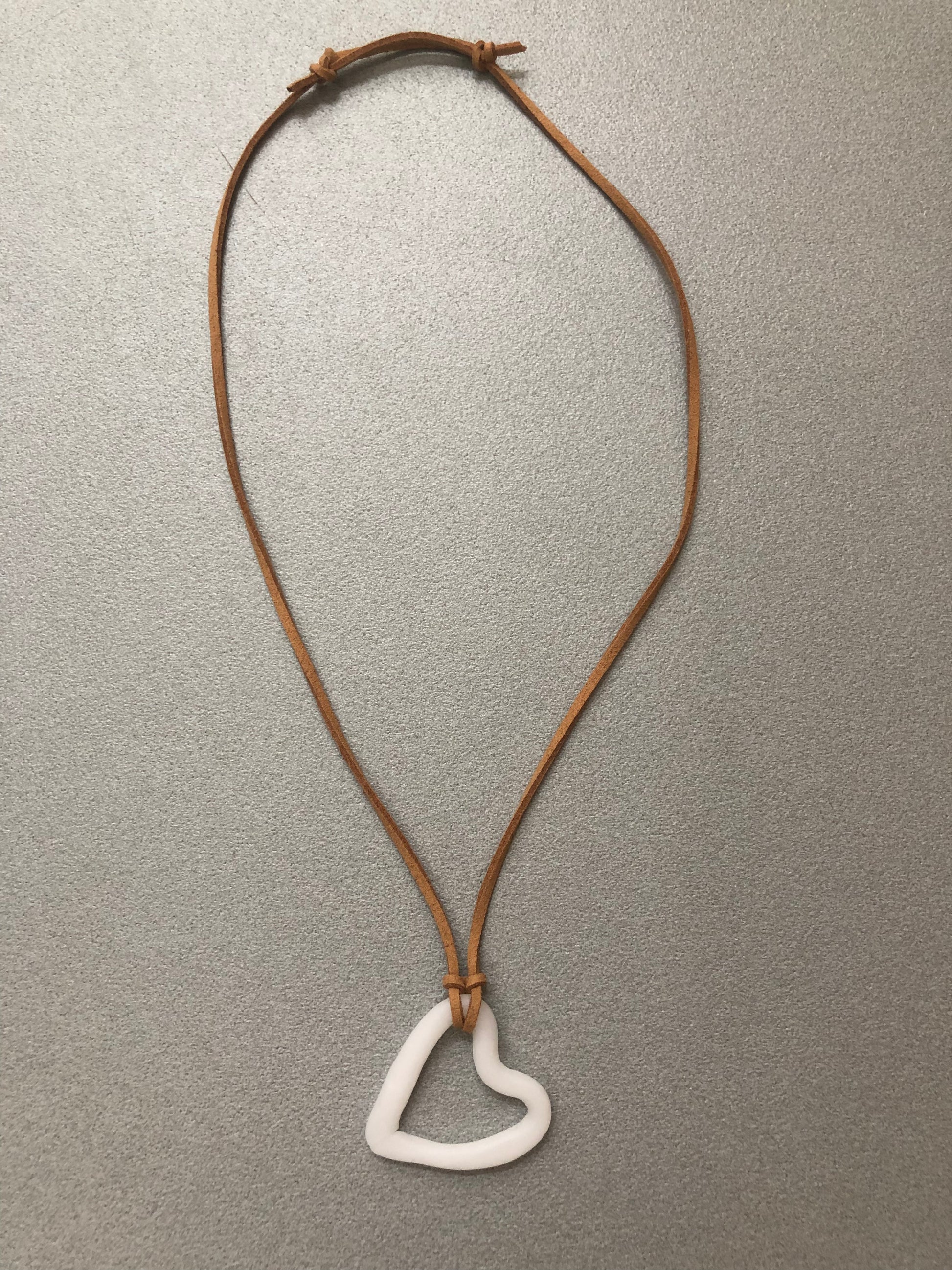 Collana “Cuore Imperfetto” indossabile lunga, ciondolo a cuore bianco con cordino marrone chiaro