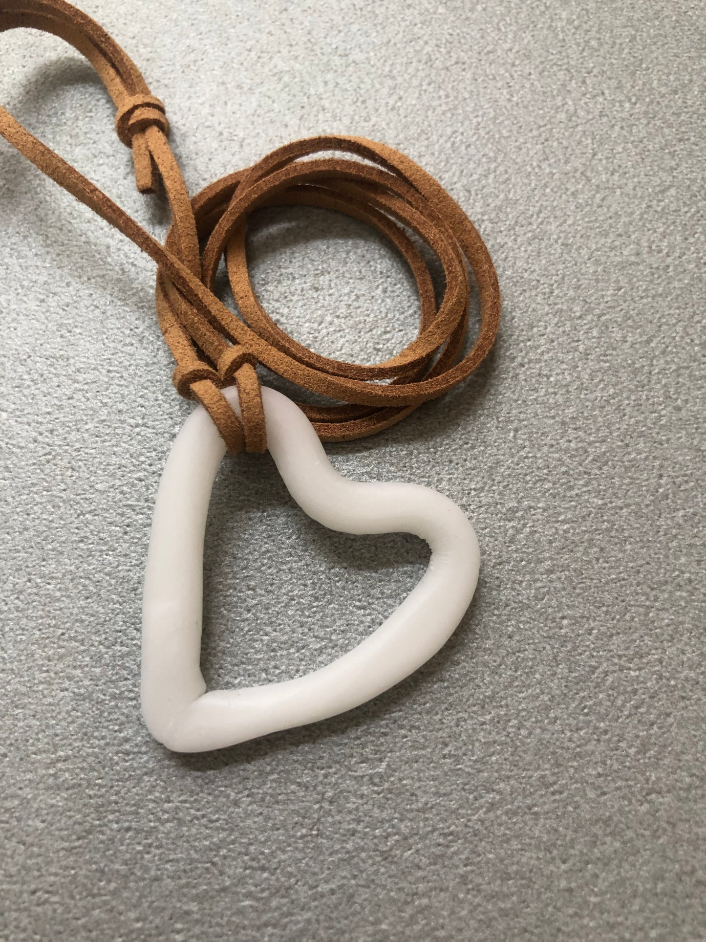 Collana “Cuore Imperfetto” con cordino marrone chiaro arrotolato, ciondolo bianco a cuore