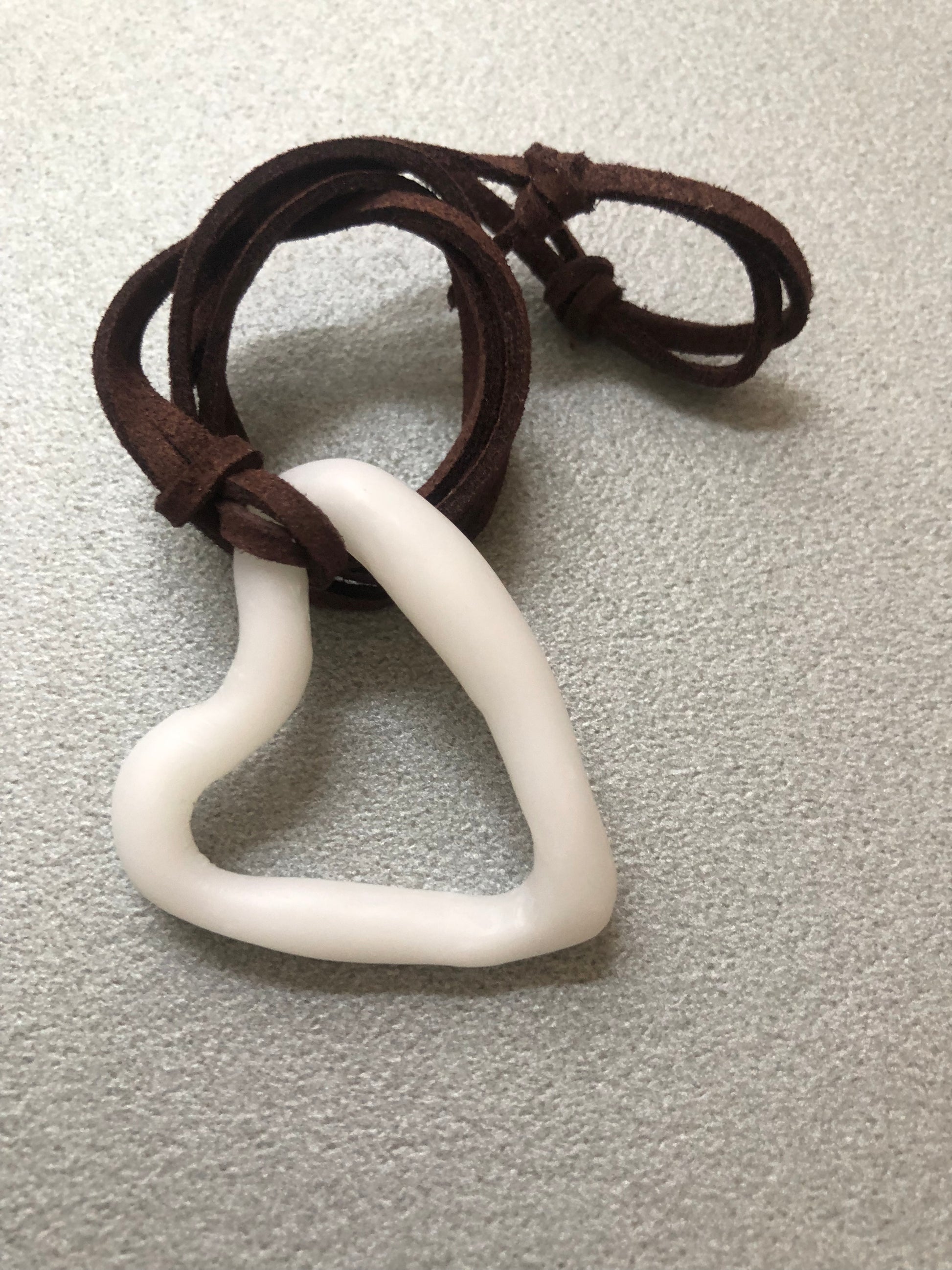 Collana “Cuore Imperfetto” con cordino marrone scuro regolabile, ciondolo a cuore bianco in porcellana opaca