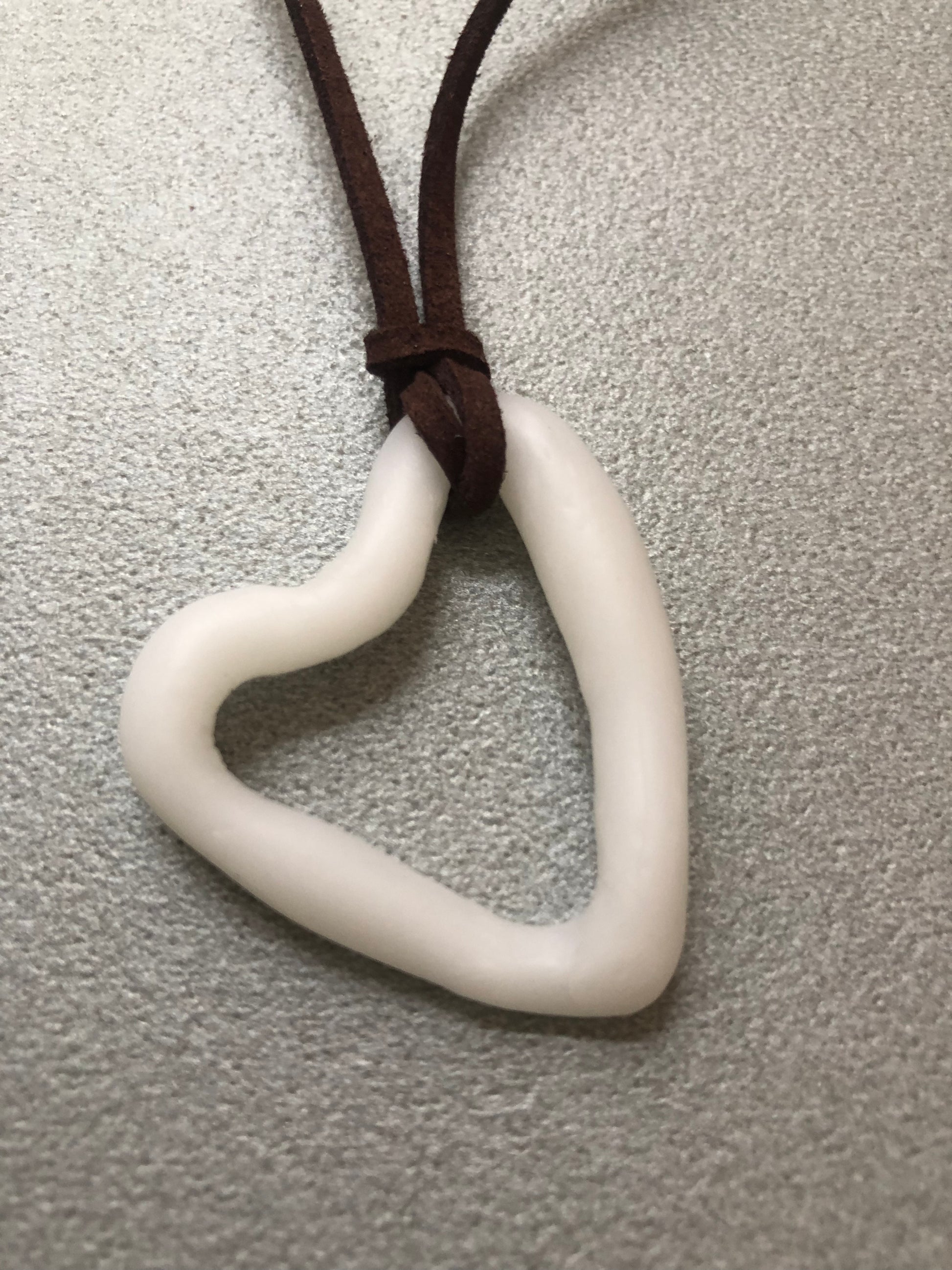 Collana “Cuore Imperfetto” con cordino nero regolabile e ciondolo bianco a forma di cuore